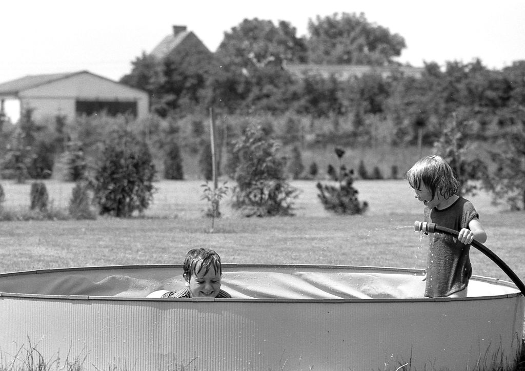 Marcus im Garten bei Oma 83